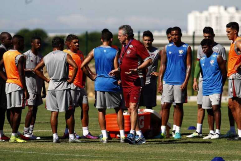 Abel Braga e jogadores não sabem qual será a casa do Tricolor em 2017 (Foto: Nelson Perez / Fluminense)