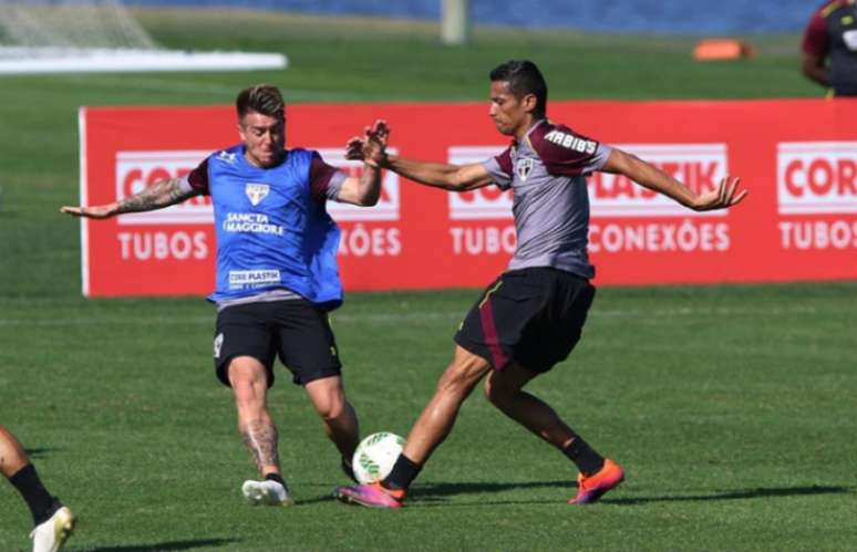 Buffarini tenta parar Cícero em treino nos Estados Unidos (Foto: Rubens Chiri/saopaulofc.net)