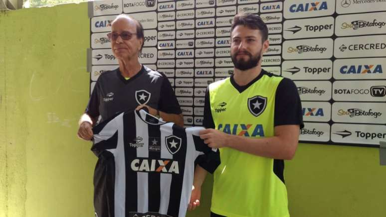 O gerente de futebol do Glorioso Antonio Lopes foi quem apresentou oficialmente o jogador (Foto: Felippe Rocha)