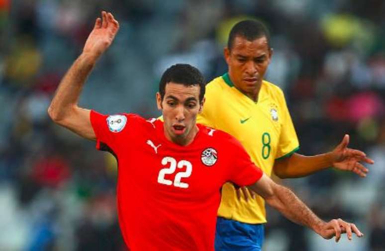 Mohamed Aboutrika disputa jogada com Gilberto Silva na Copa das Confederações de 2009