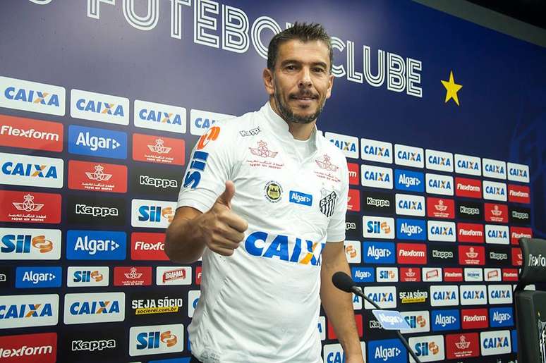 Leandro Donizete foi apresentado pelo Santos nesta quarta-feira (18)
