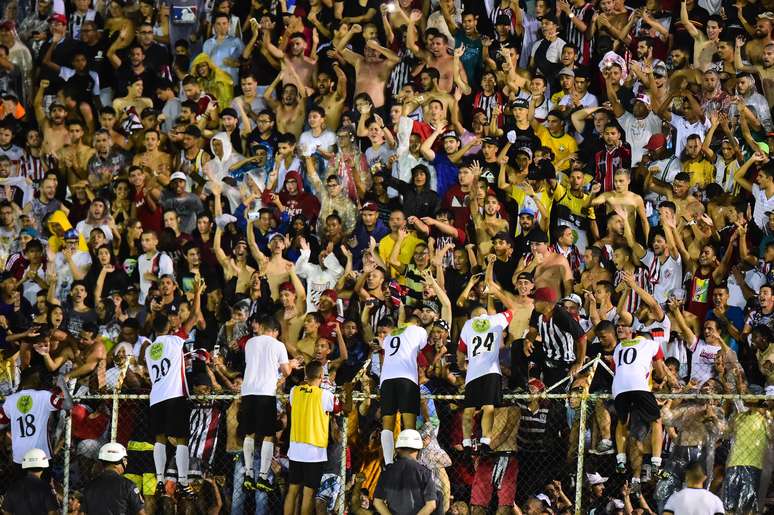 Jogadores do Paulista comemoram a classificação para as semifinais da Copa São Paulo de Juniores 2017 após vitória, por 1 a 0, na partida contra a Chapecoense.