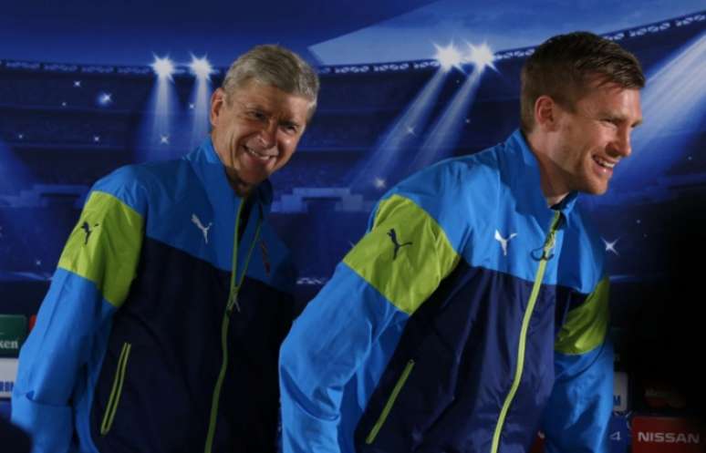 Wenger disse que renovação foi uma decisão fácil (Foto: VALERY HACHE / AFP)