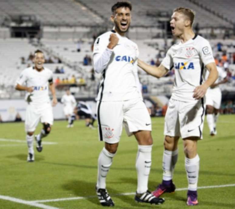 Camacho fez bonita jogada com Rodriguinho e abriu o placar (Foto:AFP)