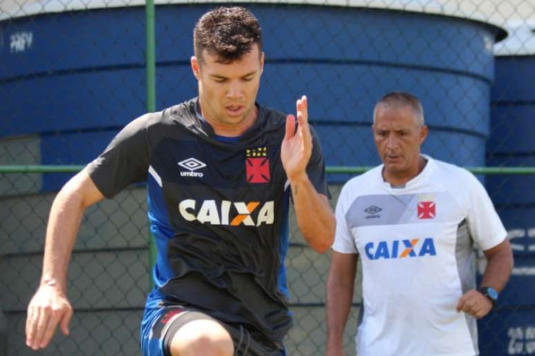 Wagner suando a camisa em treino físico em São Januário (Foto: Carlos Gregório Jr/Vasco.com.br)