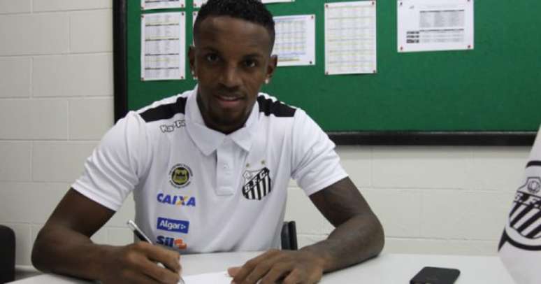 Cleber assinou com o Santos nesta quinta-feira (Foto: Jefferson Ferraz / Santos)