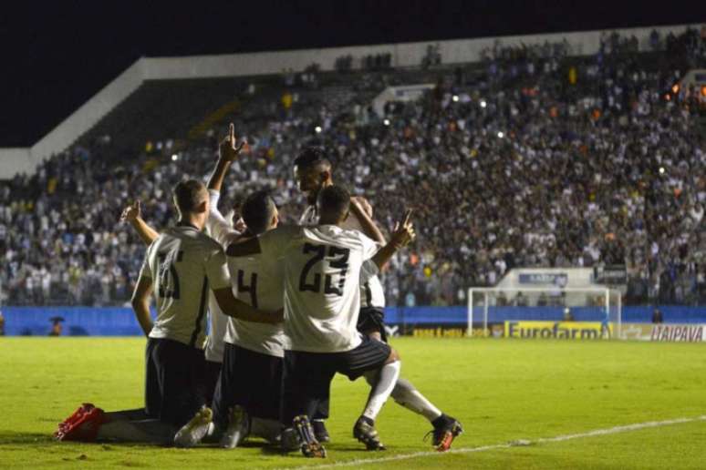 Gol de zagueiro aos 11 do segundo tempo selou a classificação corintiana em Barueri (Foto:Mauro Horita/AGIF)