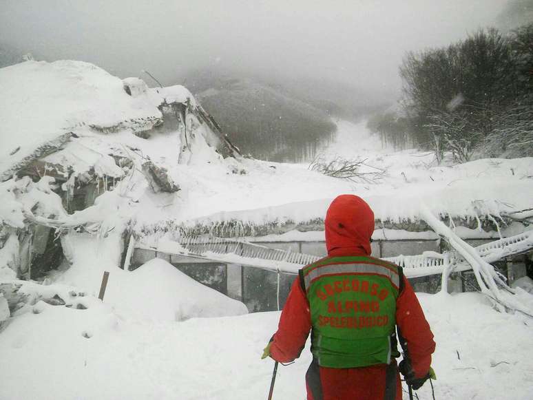 Equipes de resgate trabalham no hotel soterrado por avalanche na Itália.