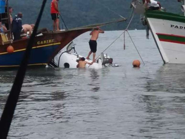Imagem mostra equipe de resgate em aeronave em Paraty, na Costa Verde do Rio