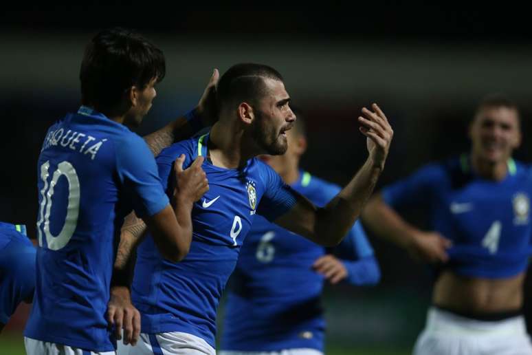 Felipe Vizeu comemora o gol que deu a vitória ao Brasil sobre o Equador