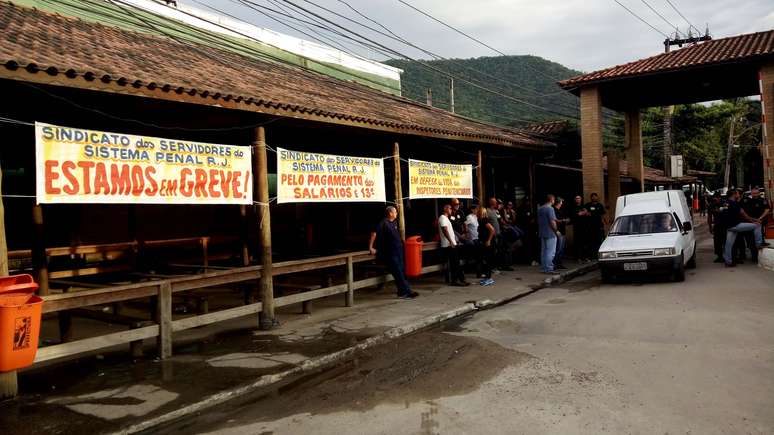 Agentes penitenciários impedem a entrada de visitantes no Complexo de Gericinó, em Bangu, na zona oeste do Rio de Janeiro (RJ), na terça-feira (18), após início de paralisação. 