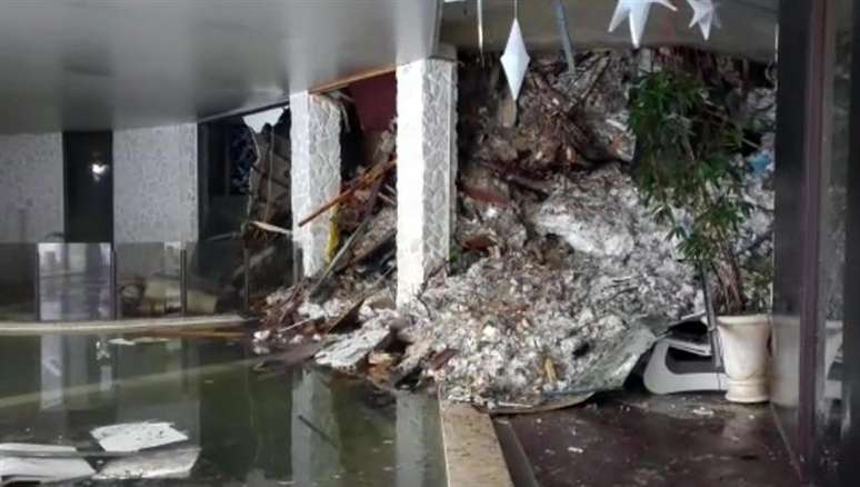 Imagem feita por equipes de resgate mostra o interior do hotel atingido por uma avalanche na Itália.