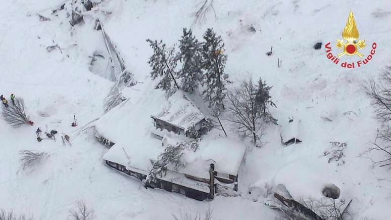 Hotel nos alpes foi soterrado por avalanche após terremotos