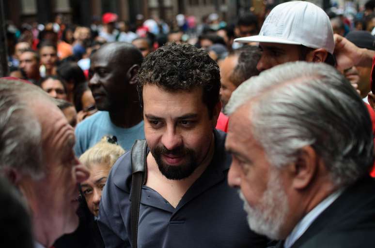 Coordenador nacional do Movimento dos Trabalhadores Sem Teto MTST, Guilherme Boulos fala com integrantes do MTST que ocuparam a Secretaria Estadual de Habitação, em São Paulo