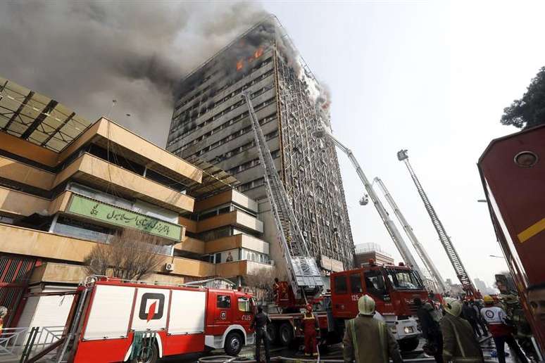 Imagem mostra o trabalho dos bombeiros para combater o fogo antes do desabamento do edifício.