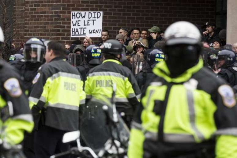 Manifestantes protestam contra a posse Donald Trump, em Washington 