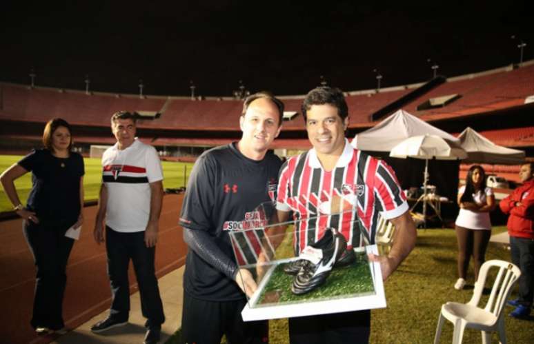 Ceni posa com Raí em entrega de prêmio no Morumbi (Foto: Rubens Chiri/Divulgação)