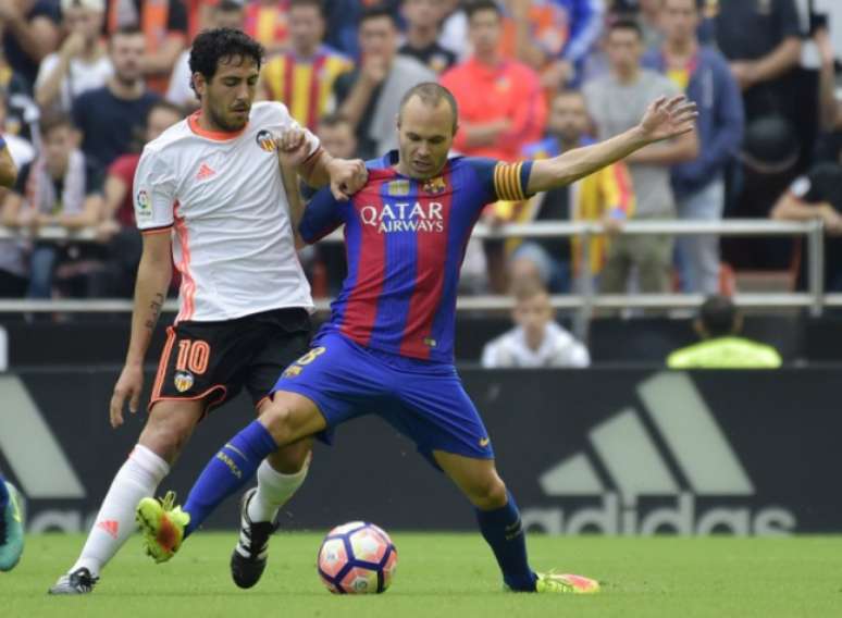 Lesionado, Andrés Iniesta não entrará em campo na partida contra o Eibar (JOSE JORDAN / AFP)
