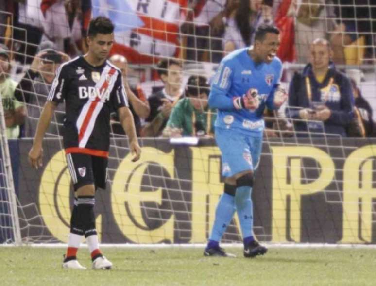 Sidão vibra após defesa de pênalti contra o River Plate (Foto:AFP)