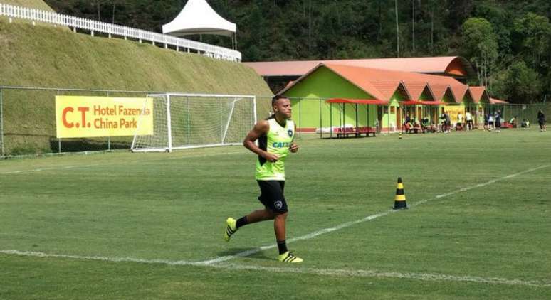 Guilherme chegou na noite de quinta e foi a campo, pela primeira vez, nesta sexta-feira (Foto: Felippe Rocha)