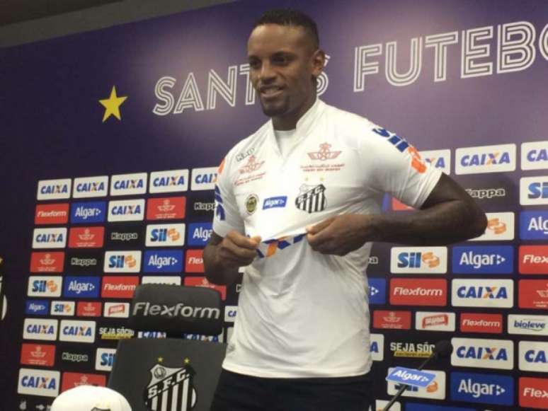 Cleber elogiou até a camisa do Santos: 'Essa é linda' (Foto: Russel Dias)