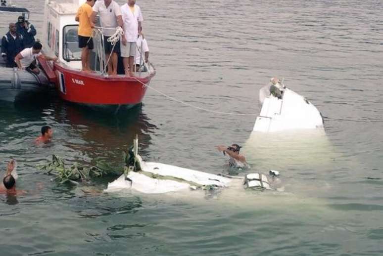 Equipes recolhem destroços do avião que caiu no mar em Paraty. O ministro Teori Zavascki estava a bordo