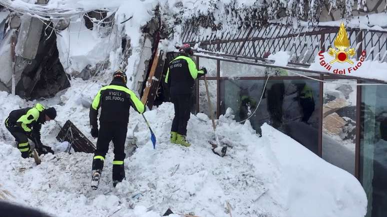 Equipes de resgate trabalham nas buscas por vítimas de avalanche em hotel na Itália.