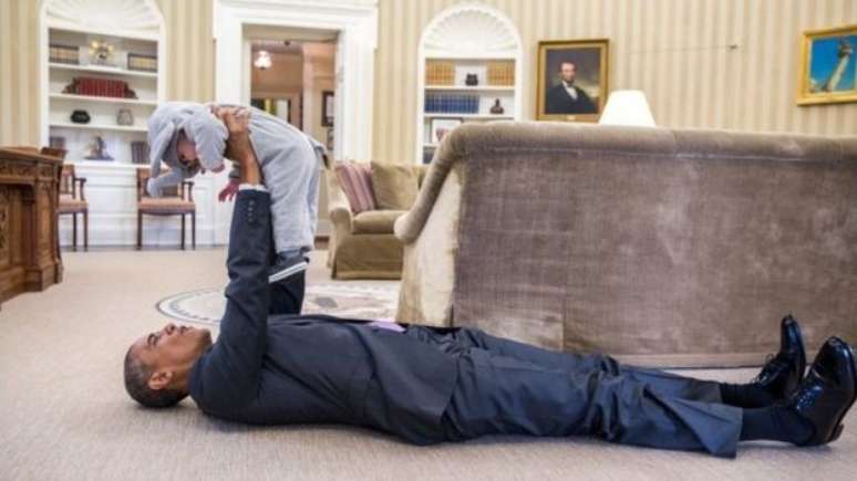 Obama encontra tempo para brincar com o filho de um funcionário no Salão Oval 