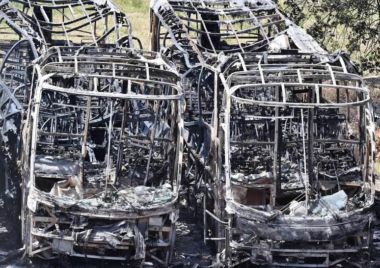 Vários ônibus foram incendiados durante ataques em Natal