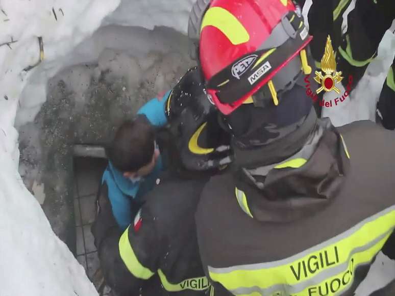 Sobrevivente é resgatado de hotel que foi soterrado por neve em avalanche na Itália