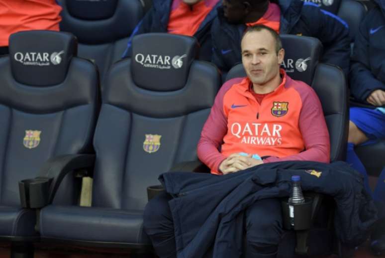 Iniesta tem lesão na panturrilha esquerda (Foto: LLUIS GENE / AFP)