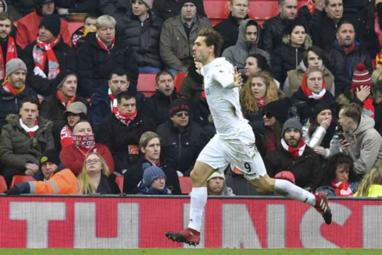 Llorente marcou os dois primeiros gols do Swansea (Foto: Anthony Devlin / AFP)