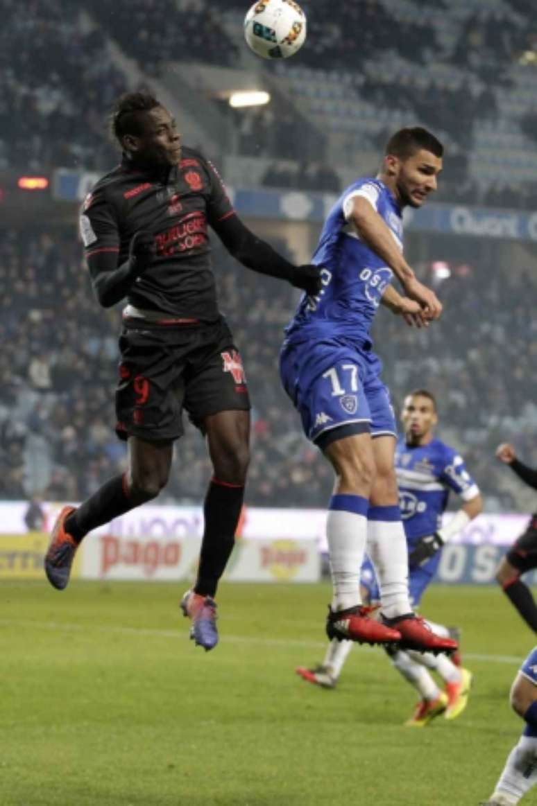 Balotelli reclama de manifestações racista da torcida do Bastia (Foto: Pascal Pochard-Casablanca / AFP)