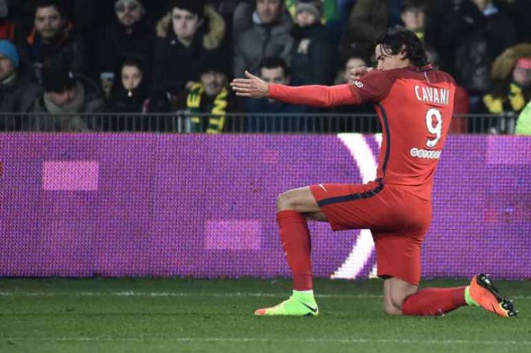 Cavani marcou até de falta contra o Nantes (Foto: Jean-Sebastien Evrard / AFP)