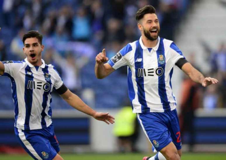 Felipe corre para comemorar o primeiro gol do Porto (Foto: Miguel Riopa / AFP)