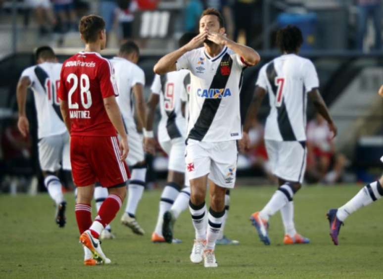 Nenê marcou de falta em jogo truncado (Foto: AFP)