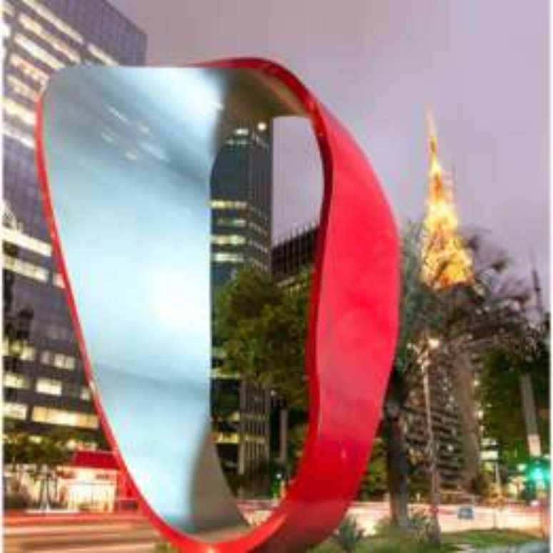 Escultura vermelha e prata da Av Paulista.