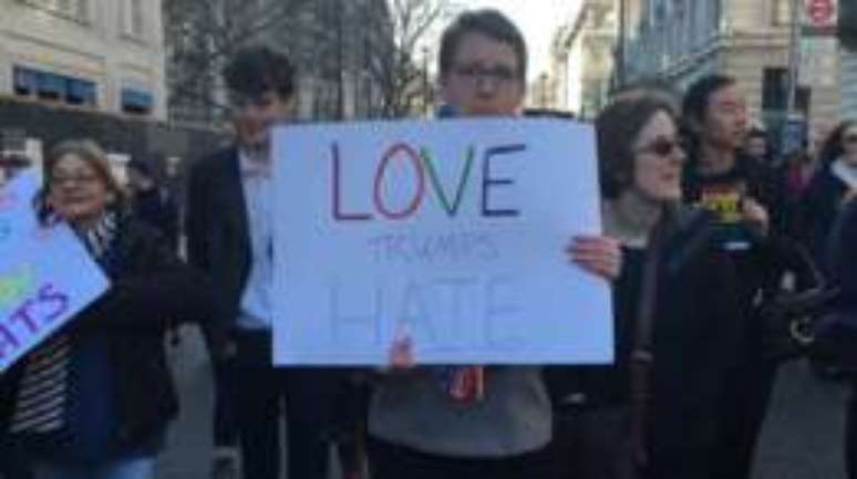 Muitos manifestantes traziam cartazes com mensagens contra o ódio que acreditam ser incentivado por Trump