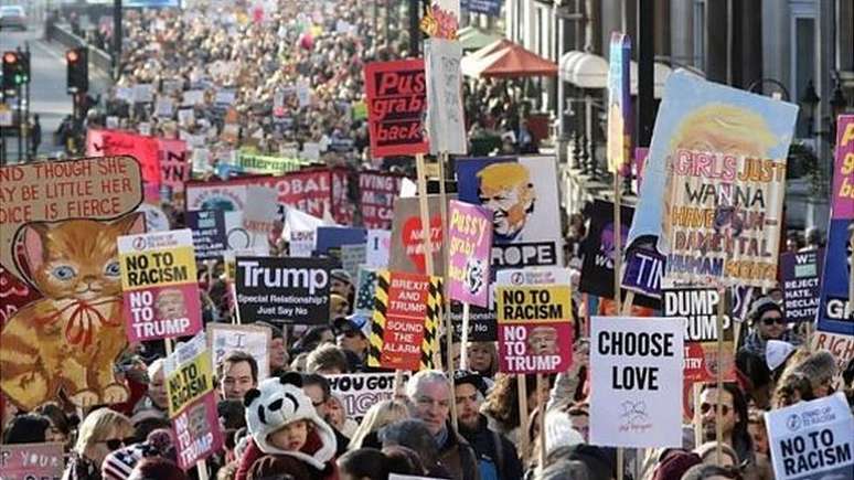 Em Londres, manifestantes começaram a passeata em frente à embaixada americana