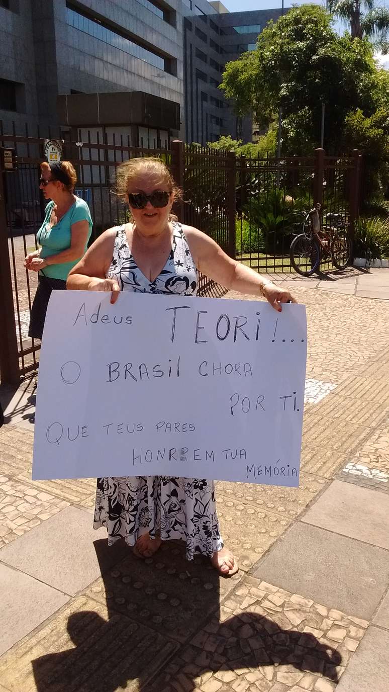 Leda Valente foi ao velório para deixar sua homenagem em forma de cartaz