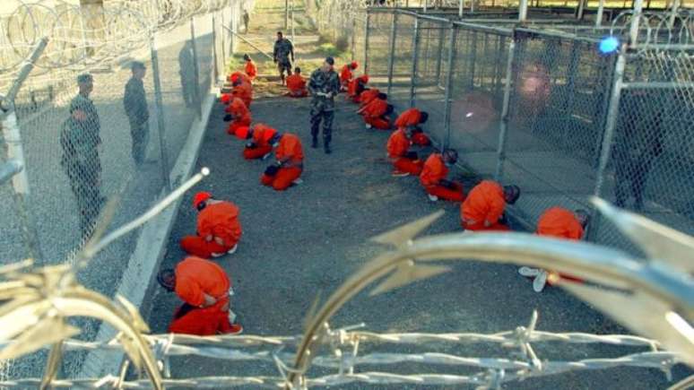 Uniformes laranja usados pelos detentos eram uma característica de Guantánamo, que recebeu os primeiros presos em 2002 