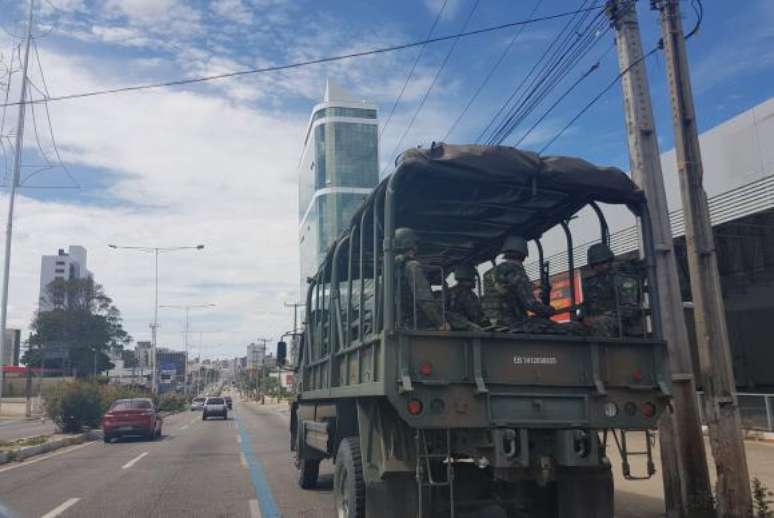 Militares garantem a circulação de ônibus em Natal