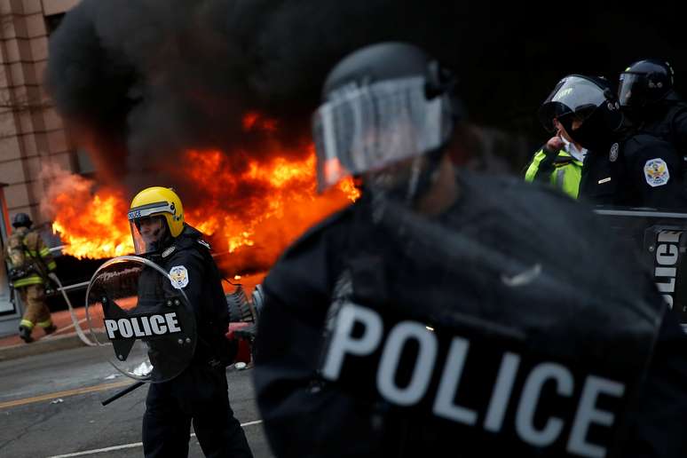 Policiais reprimem manifestantes durante protesto contra a posse de Donald Trump