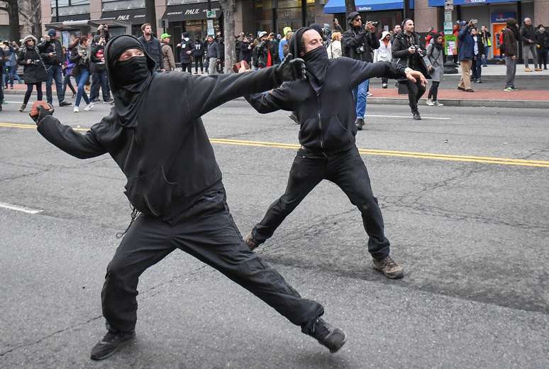 Manifestantes atiram pedras contra policiais durante protesto contra Donald Trump em Washington