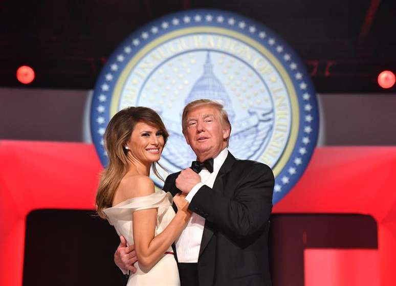 Trump e Malania dançam no palco do Centro de Convenções de Washington