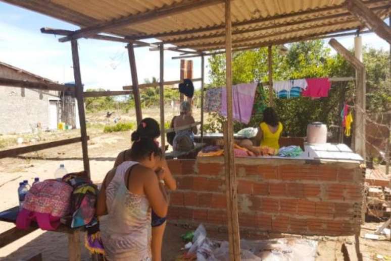 Mulheres fazem vigília em frente ao presídio de Alcaçuz