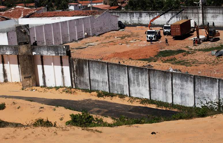 Contêineres formam o muro provisório em Alcaçuz