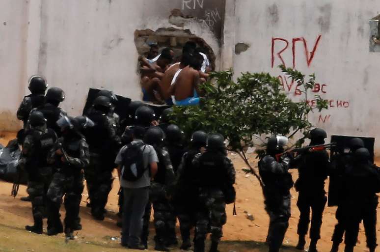 Policiais entram no presídio de Alcaçuz para dar segurança à construção do muro provisório