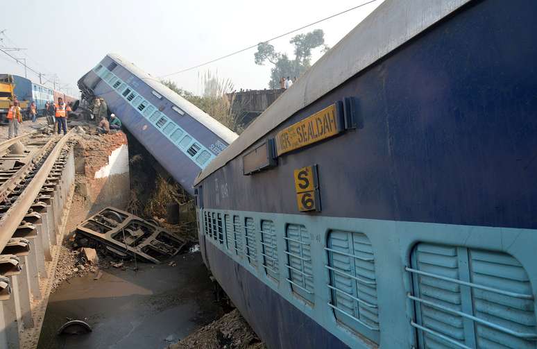 Equipes trabalham no resgate de vítimas do descarrilamento de trem na Índia
