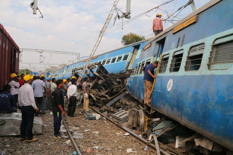 Equipes trabalham no resgate de vítimas do descarrilamento de trem na Índia
